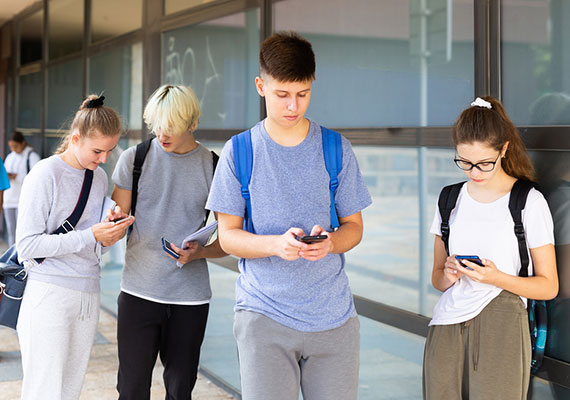 Choosing a corporate messenger for a young team: UX/UI that zoomers will love